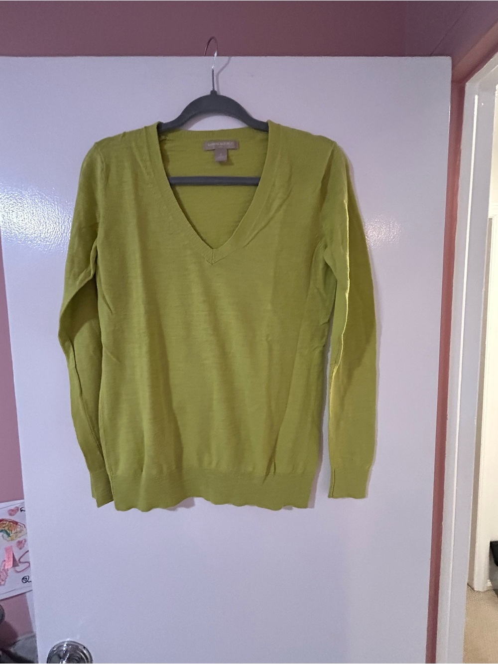 Banana Republic Women's V-Neck Sweater in Lime